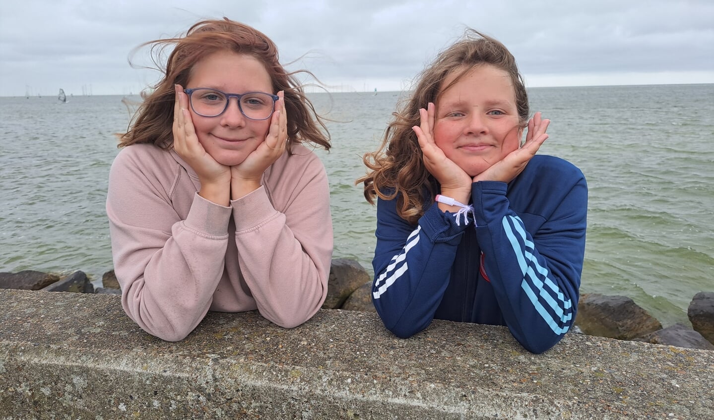 ,,Een prachtige foto gemaakt van onze tweeling meiden Liza & Britt in Makkum op het strand, met op de achtergrond het prachtige IJsselmeer.'' Ingezonden door Zsuzsanna Methorst.