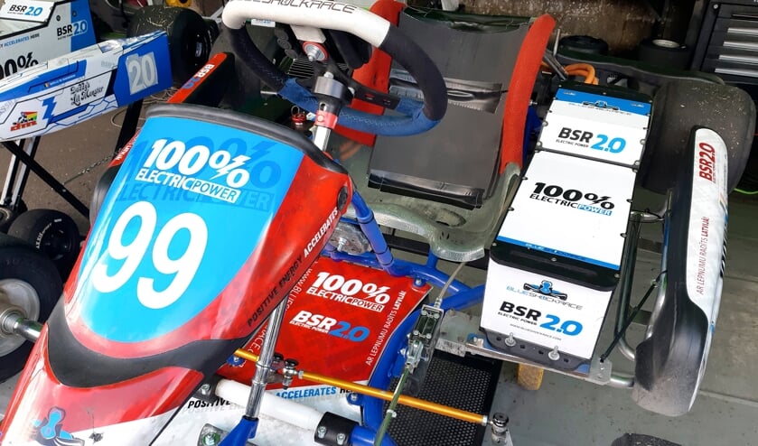 Een detail van de elektrische kart met rechts de accu.