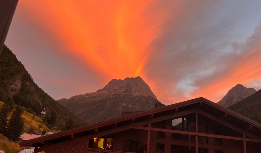 ,,Zonsondergang Vallorcine, Franse Alpen. Het lijkt wel een vulkaanuitbarsting.