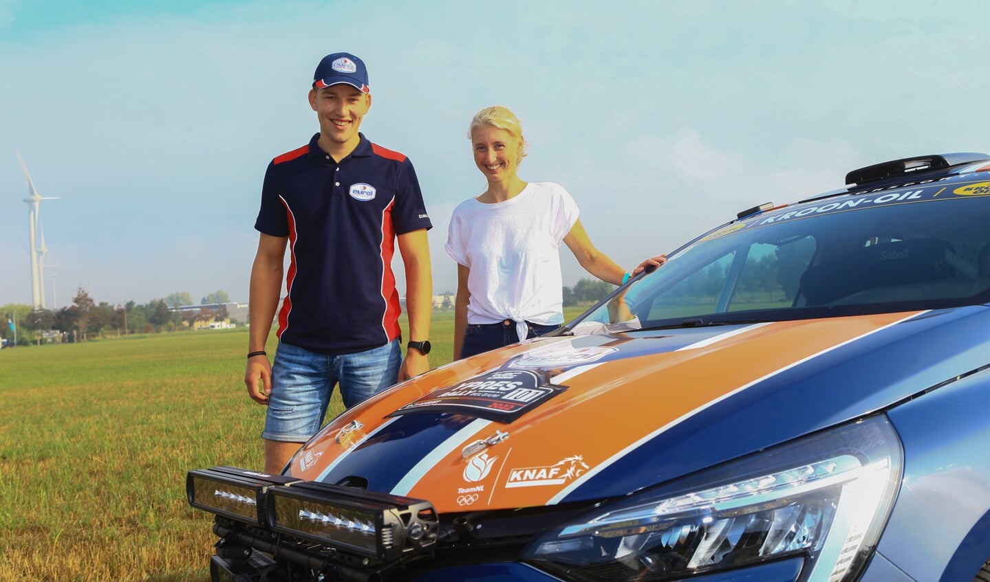 Mitchel van den Brink en Lisette Bakker rijden in een Renault Clio.