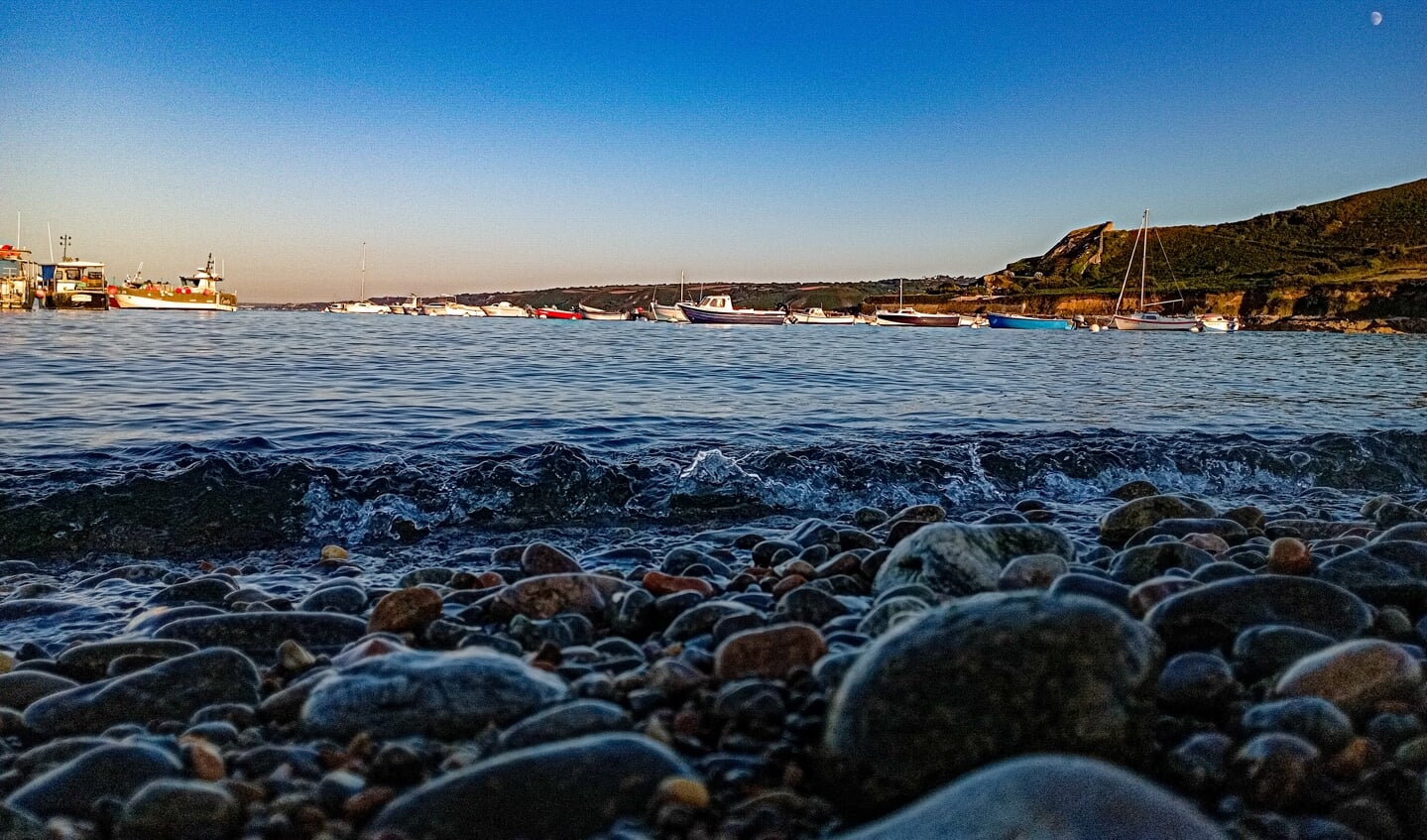 Dit jaar op vakantie in Normandië zag ik de zee en dacht ik dat ziet er wel heel mooi uit! Daarom heb ik deze foto gemaakt zo dicht bij het water, alle kleuren passen zo goed bij elkaar.