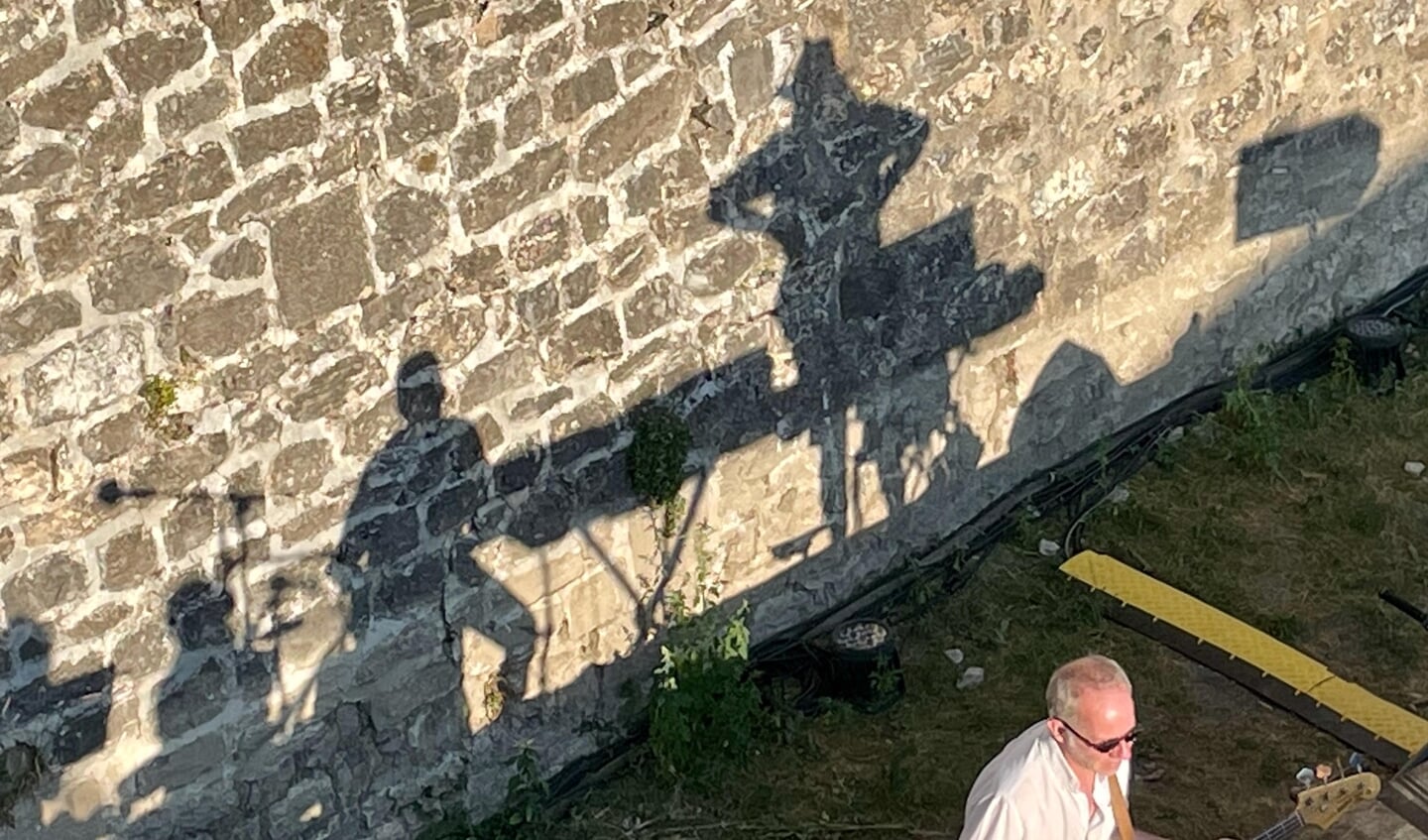 ,,Deze foto is gemaakt in Briancon (begin augustus) en is bijzonder doordat er één muzikant te zien is terwijl er meerdere schaduwen zijn. De muzikanten waren aan het oefenen voor een optreden.