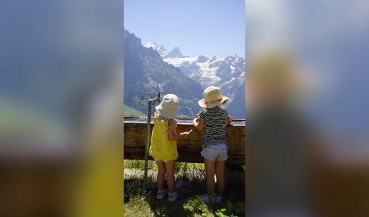 Hierbij een foto van onze 2 kleindochters, Noor 4 jaar en Eva 2 jaar in Zwitserland. Deze foto is gemaakt tijdens de wandeling van Grosse Scheidegg op weg naar First.

Deze foto is zo bijzonder omdat je hier twee kleine kinderen ziet staan ten opzichte vd grote mooie bergen.

Voor ons is deze foto herkenbaar omdat dat wij 20 jaar geleden hier toen ook gewandeld hebben met onze eigen kinderen, dankbaar dat wij dit nu met onze kleinkinderen kunnen en mogen beleven.