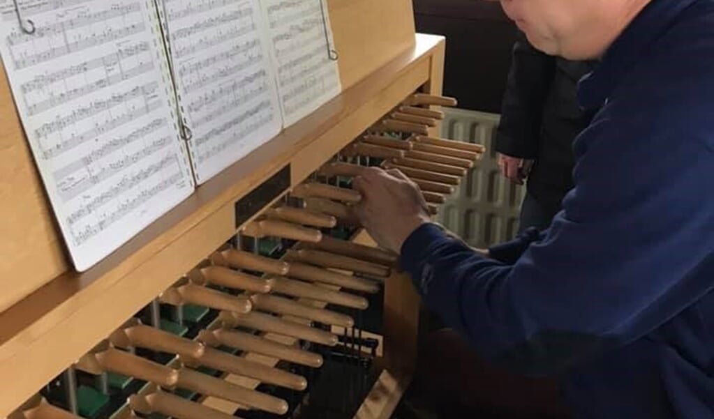 beiaardier Anne Kroeze achter het stokkenklavier