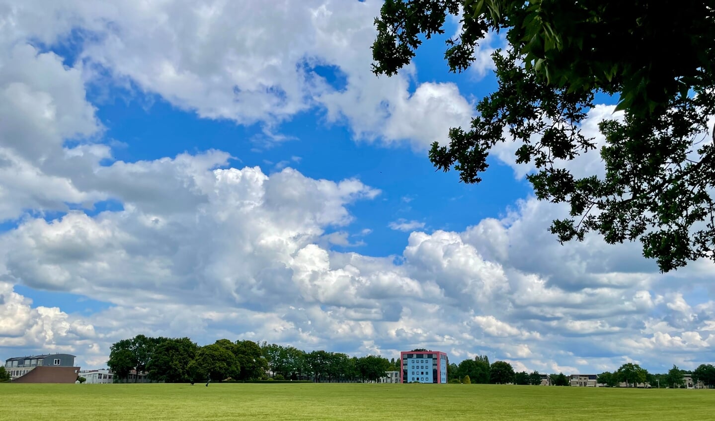 Deze foto is genomen op 1 juni. We wandelden aan de rand van stadspark Schothorst op het Enkeerpad met uitzicht op het Vliegerveld, een enorme vrije ruimte met volop zicht op de lucht. Onder zoveel wolken wordt zelfs het Castellum klein.