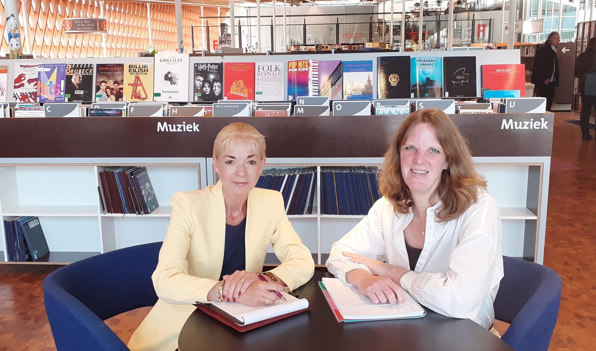  Uitvaartverzorger Saskia Driezen en nalatenschapscoach Nicole Buskermolen (rechts).