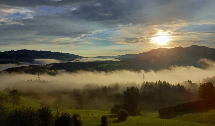 Deze foto is door mijn dochter gemaakt op 29 juli op de ochtend van de terugreis naar Nederland. Bij zonsopkomst hangen de wolken nog in het dal van het Bregenzerwald in Oostenrijk na een flinke regenbui in de nacht.