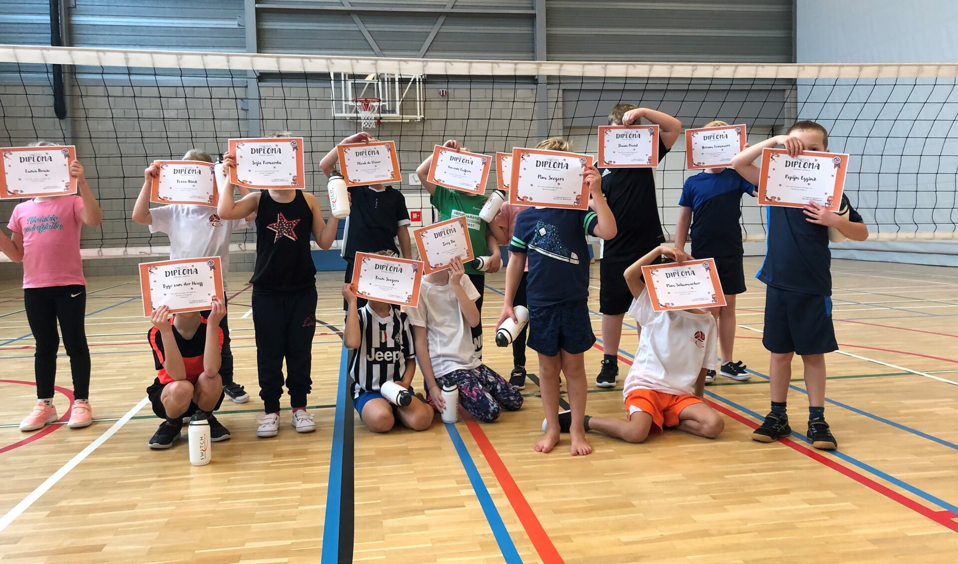 De Volleybalspeeltuin wordt afgesloten met een diploma-uitreiking.