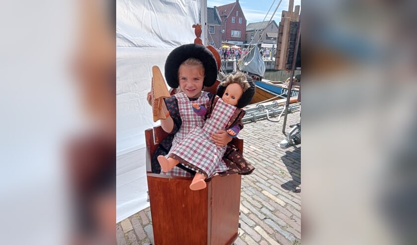 ,,Op deze foto staat mijn 3 jarige dochter Faye. In Spakenburgse klederdracht. Met haar Spakenburgse roots, is dit zo leuk om te doen tijdens de Spakenburgse dagen.