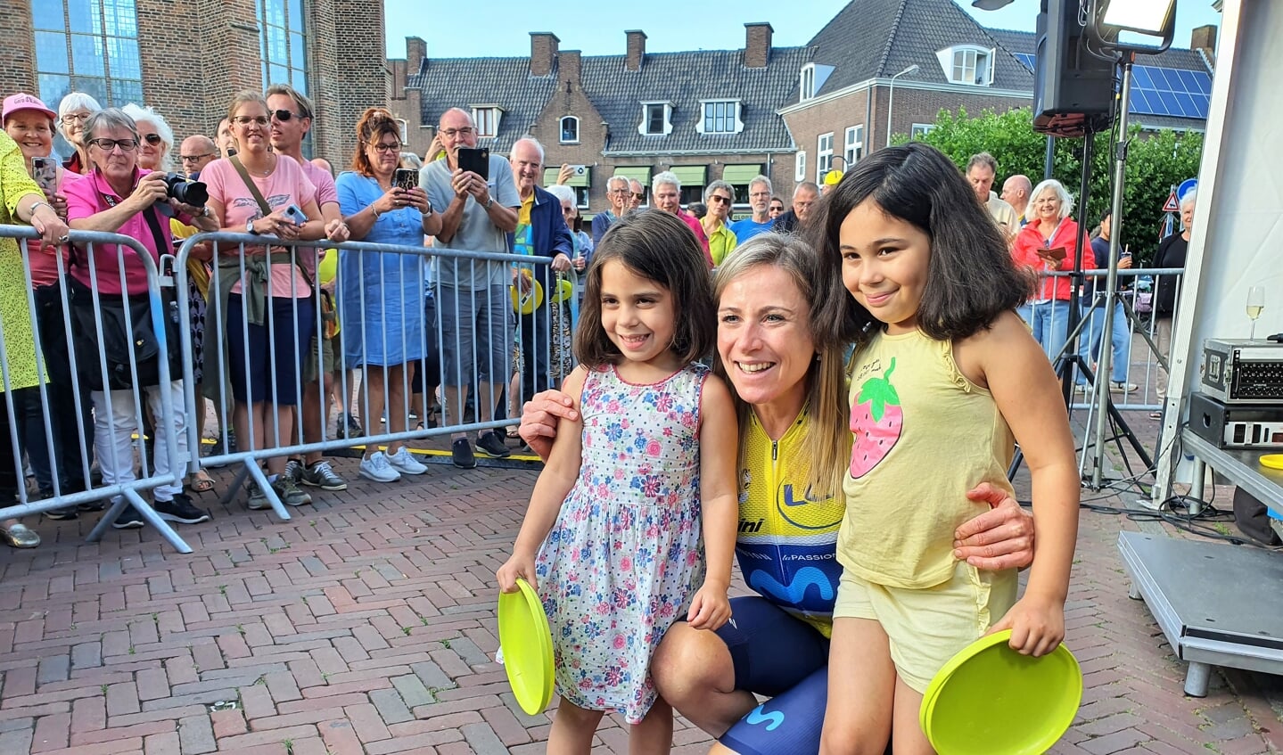 Het hoogtepunt van de huldiging van Annemiek van Vleuten: de fotomomenten met tientallen Wageningse kinderen.