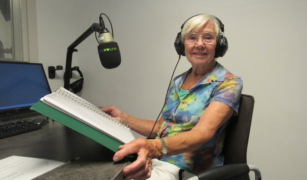 Met veel plezier doet Janny het wekelijkse radioprogramma.
