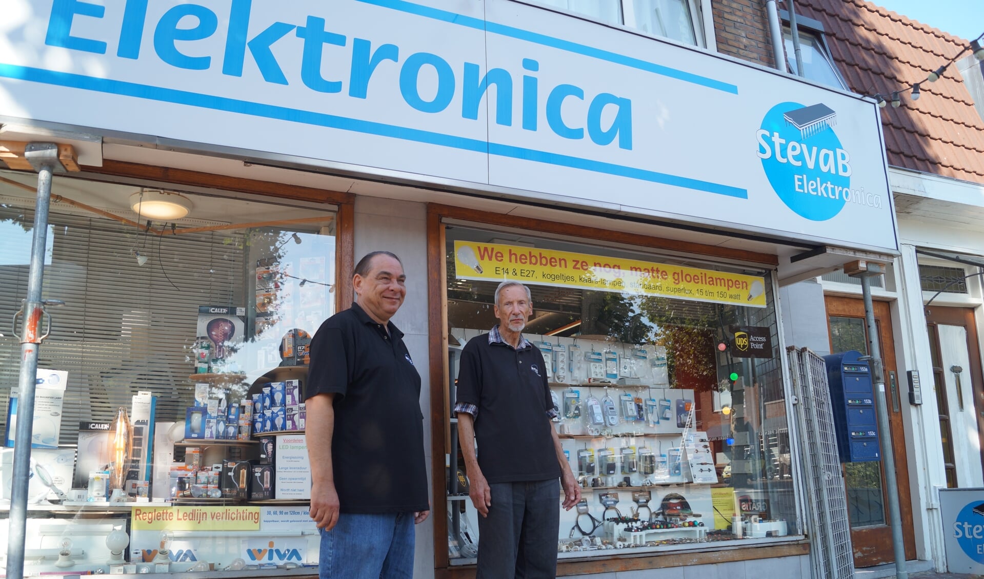 André Stevens van Abbe (rechts) met medewerker Eelco voor de Stevab-winkel aan de Amsterdamseweg.