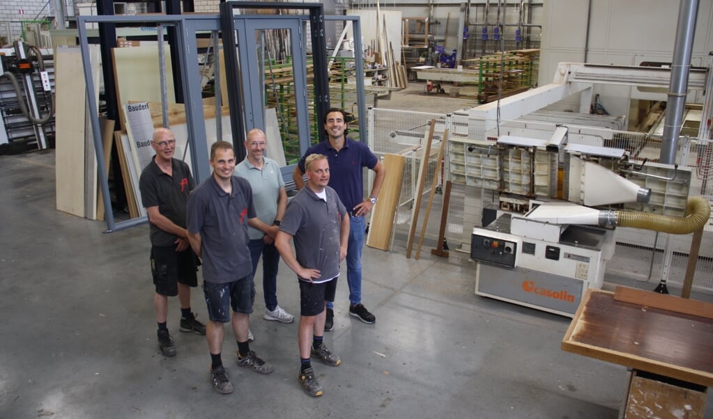 Een deel van het team van Amer Houttechniek in de uiterst moderne fabriek in Amersfoort.
