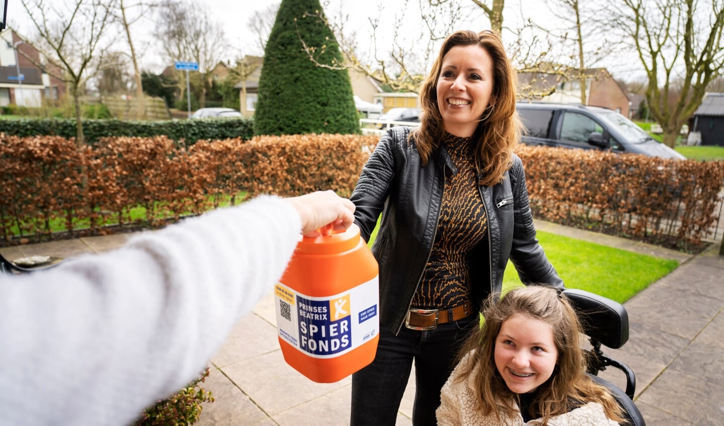 Ook Isa en haar moeder Jenny collecteren voor het Prinses Beatrix Spierfonds