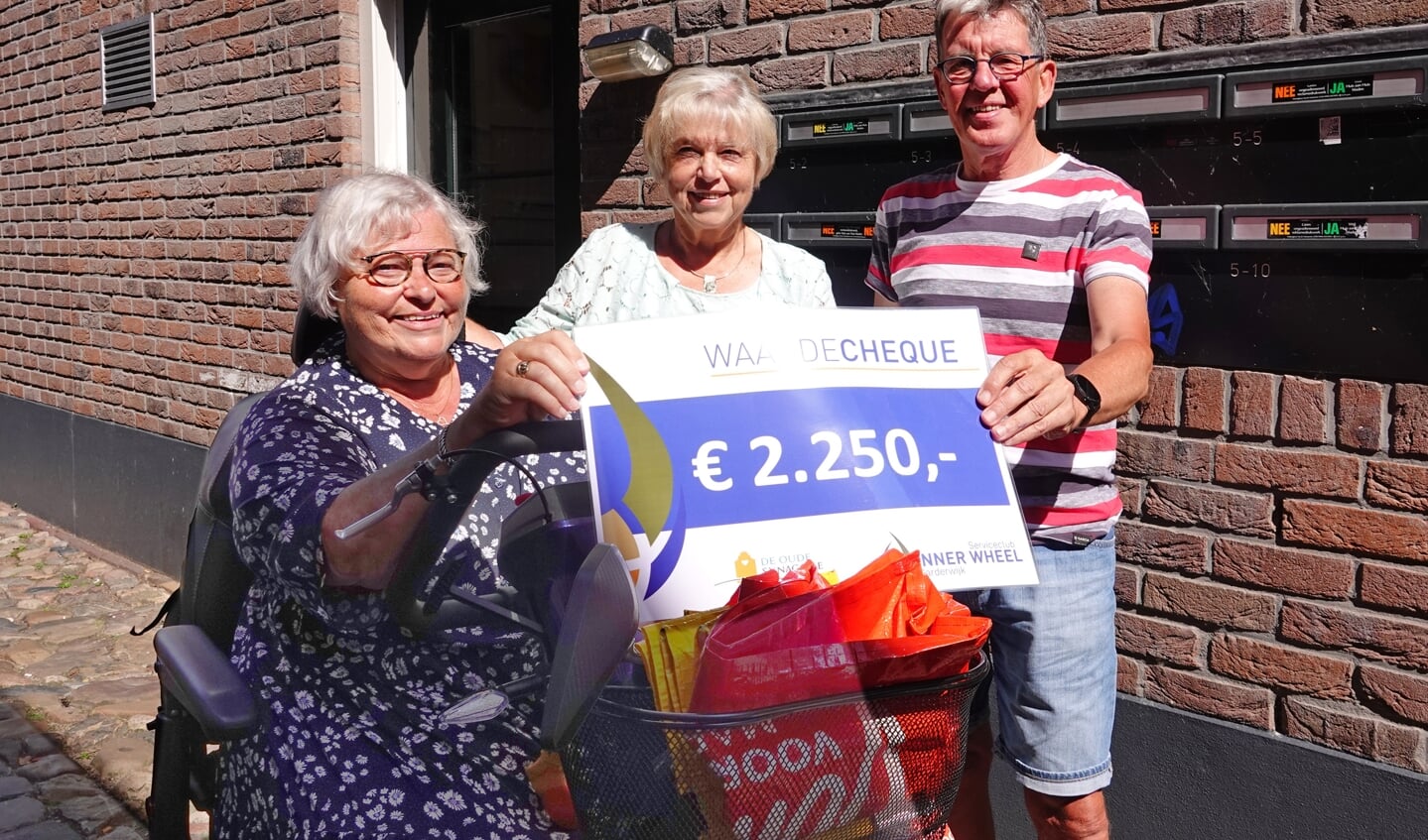 Overhandiging cheque van Inner Wheel aan het inloophuis