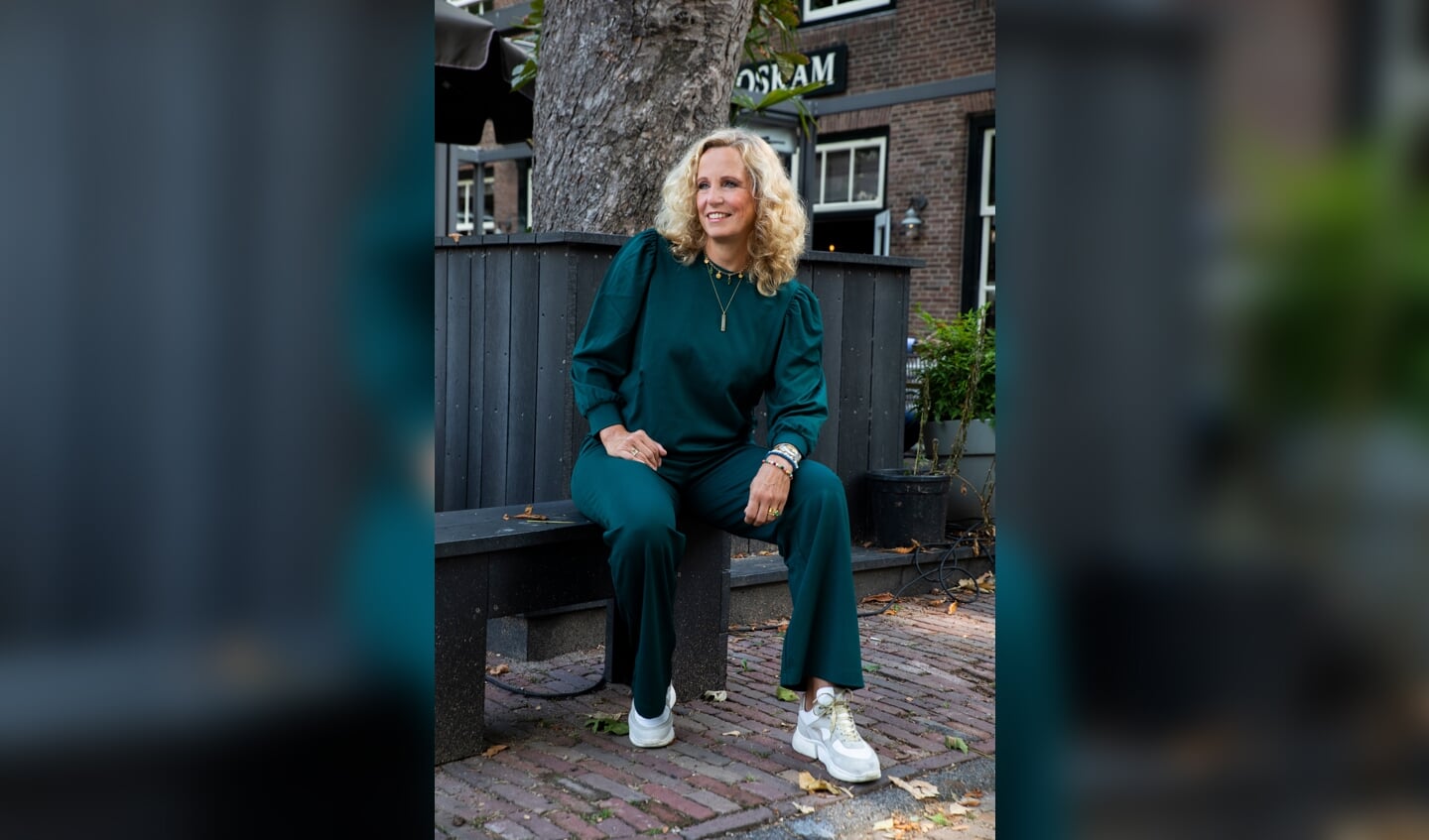 Regina in een pantalon met wijde pijpen en sweater met pofmouwen van ZILCH