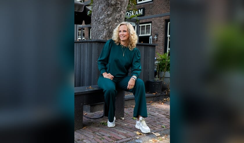 Regina in een pantalon met wijde pijpen en sweater met pofmouwen van ZILCH