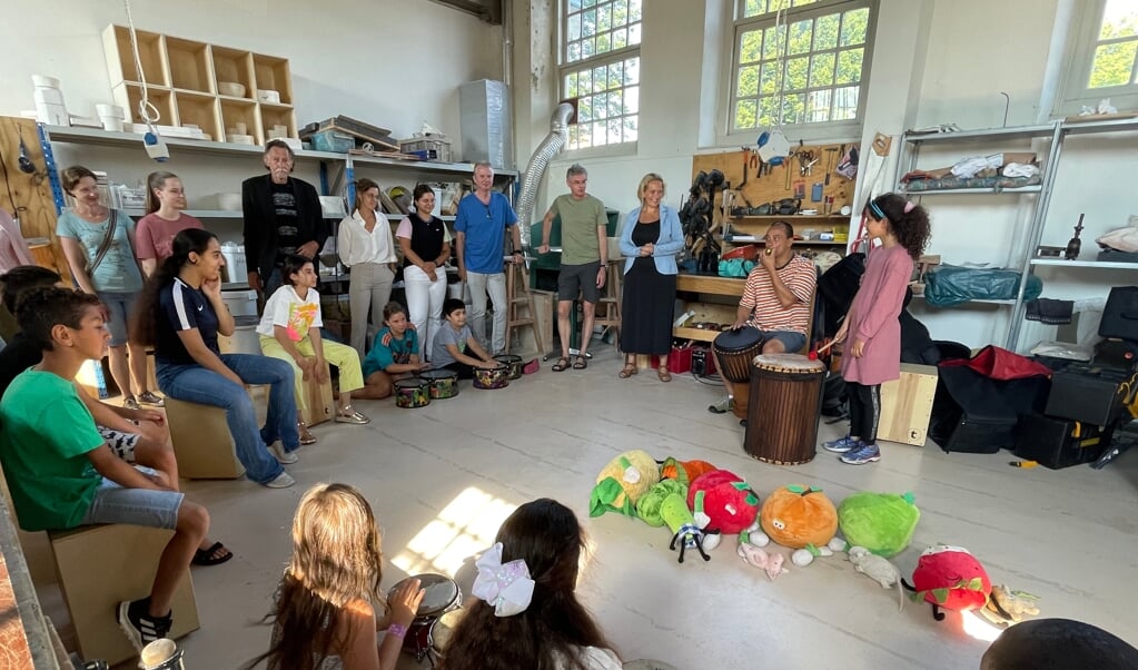 De Zomerschool werd afgesloten met een workshop percussie bij Cultuurkust.