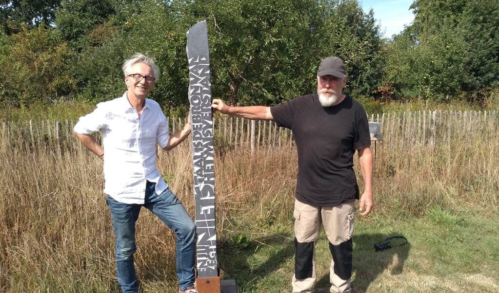Michiel Deylius en Henk van Berkel bij het grootste object van Michiel in de tuin. 
