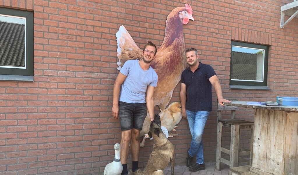 Gerrit ter Maaten met zijn hond Kyra. Rechts op de foto staat Eelco Jansen