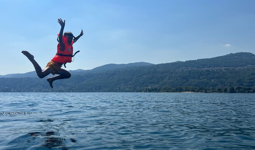 ,,De zomervakantie goed beginnen aan het Lago Maggiore. Onze zoon Mauran springt er graag in! Heerlijk onbevangen genieten.