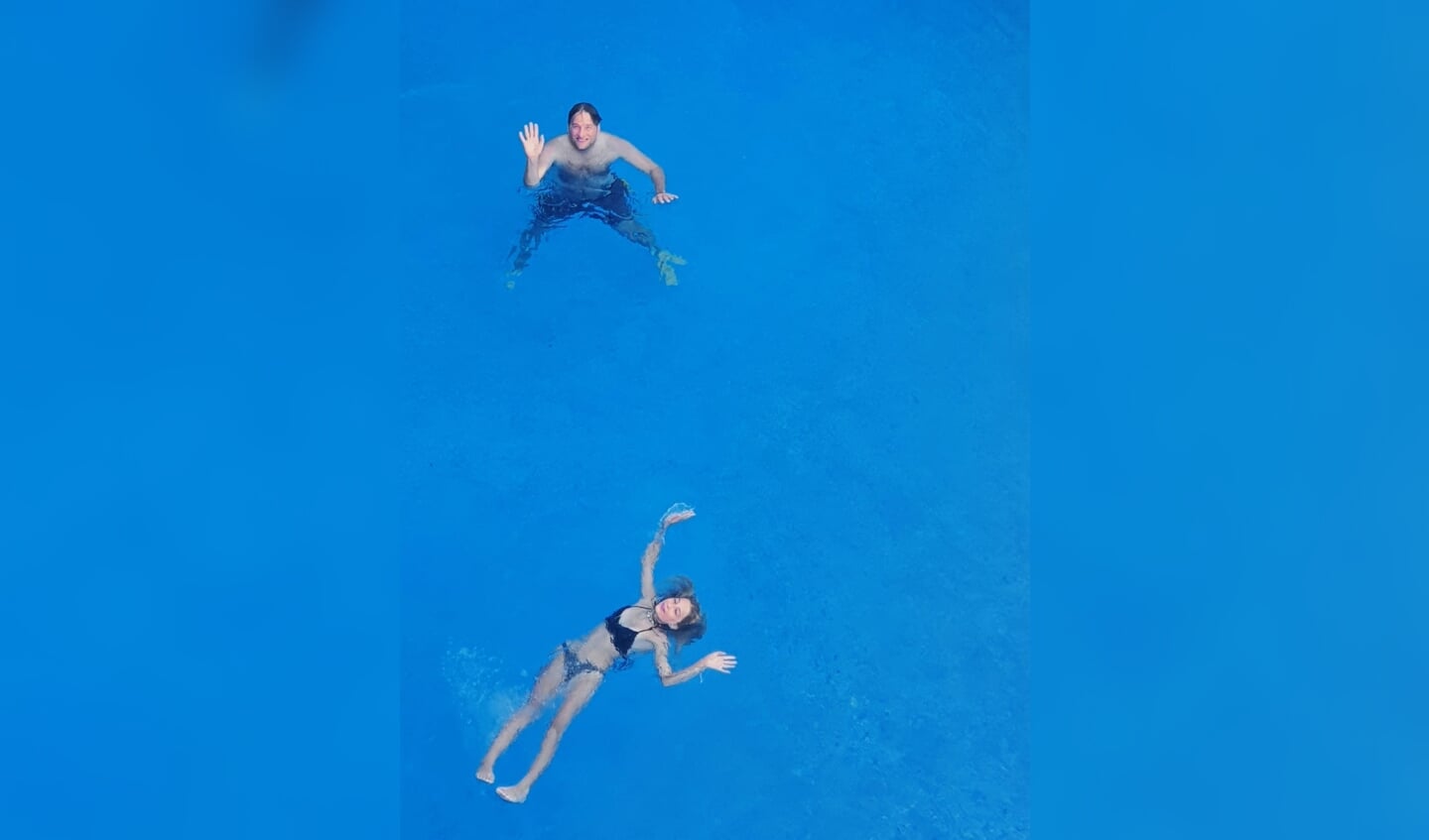 Deze foto is gemaakt op 18 juli 2022 in Tossa de Mar, Spanje.
Ik maakte deze vanaf het balkon van het appartement waar we zaten. In het zwembad liggen mijn schoonvader en zusje.
Ik vond het er heel leuk uitzien! 