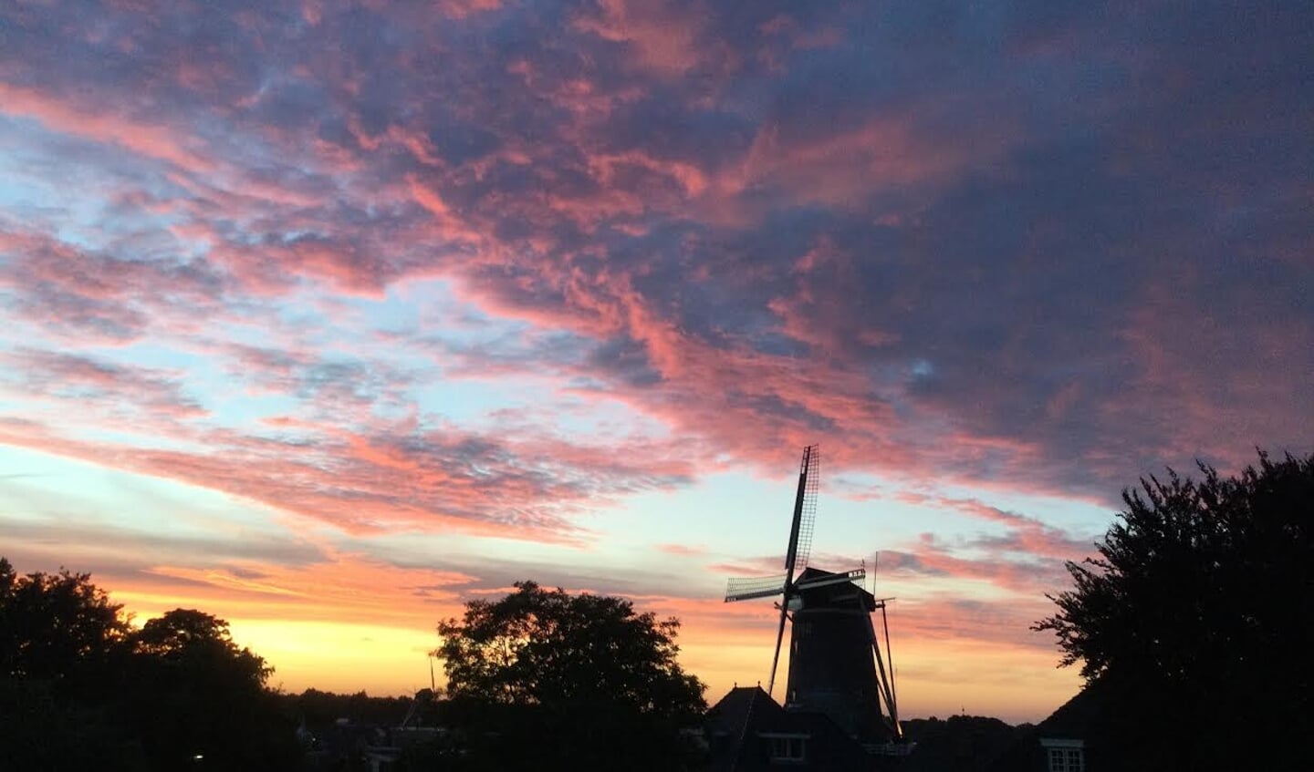 ,,Deze prachtige lucht boven Veenendaal verdient het om gezien te worden samen met de twee molens. De foto is gemaakt op 21 juni 2022 om 22.17 uur vanuit ons appartement aan de Wilhelminastraat.