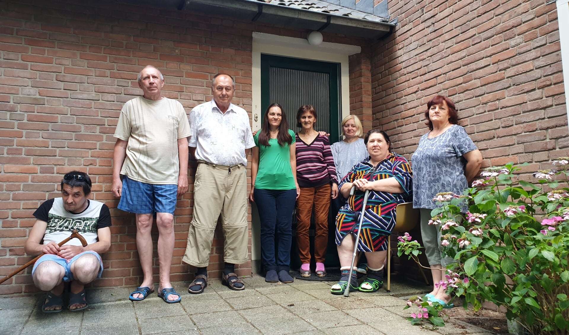 Een aantal mensen uit de groep van elf in de huizen van Abrona in Huis ter Heide.