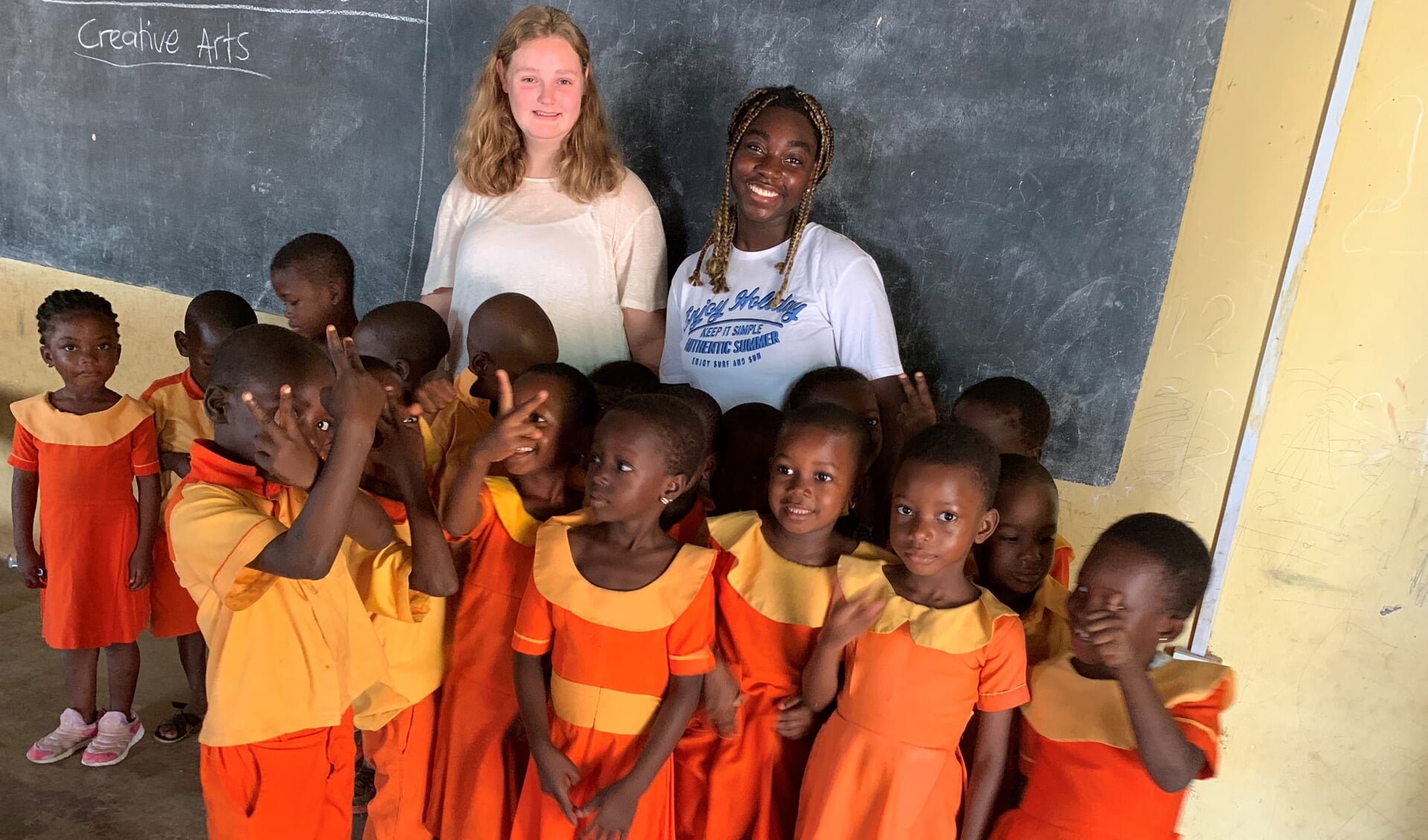 Iris ter Maaten (links) en Wismaïline Zegers (rechts) staan vrijwillig voor de klas in Ghana.
