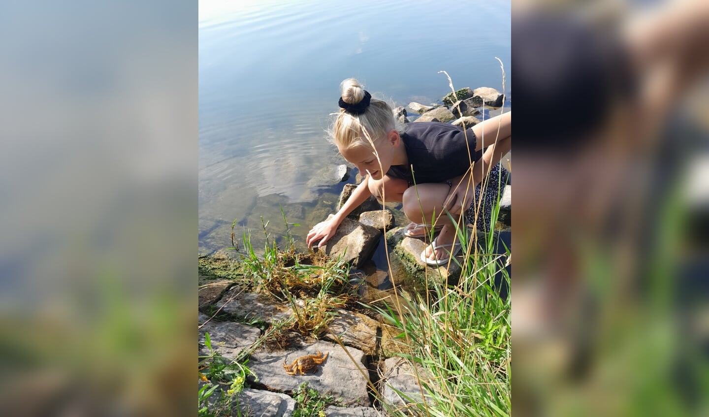 ,,Dochter Marlies aan de waterkant bij de Rijn.