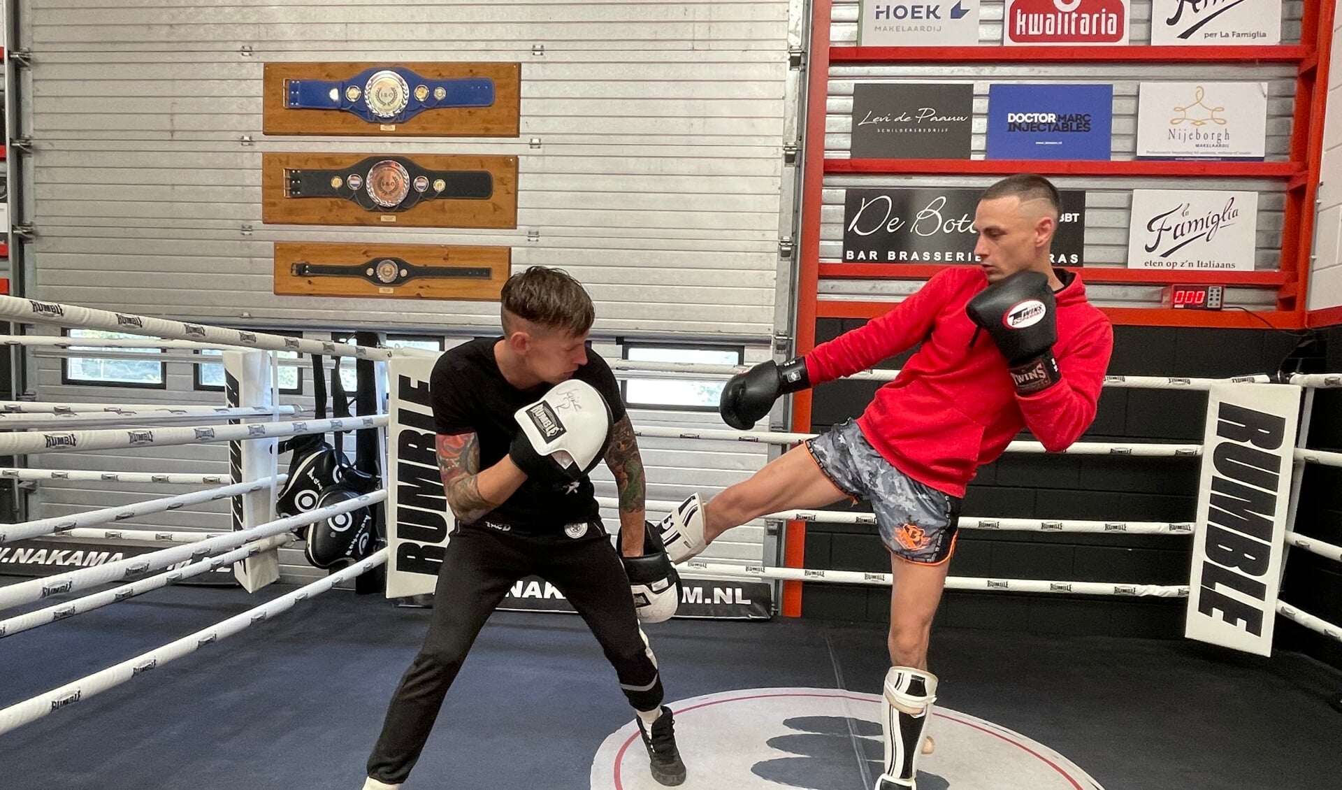 Maik Mulder (rechts) spart met zijn trainer John Kuipers.