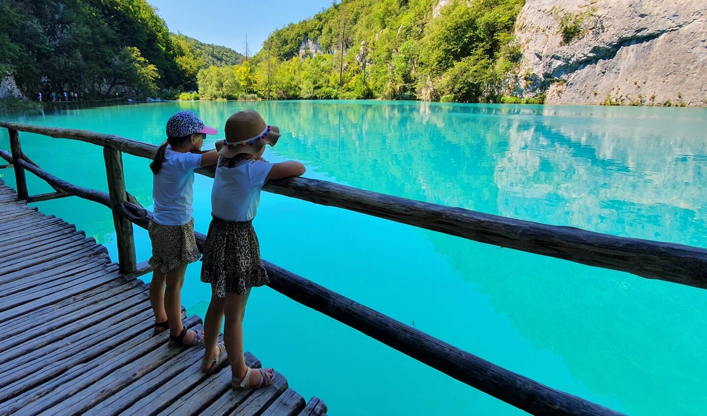 ,,Deze foto is genomen bij de Plitvice meren in Kroatië, waar je over een reeks looppaden bijna op het water loopt langs de 90 watervallen en 16 diepblauw gekleurde meren. In de zomer, ondanks z'n locatie, een toeristische trekpleister, maar zeker de moeite waard. Bij 35 graden en met bijna 10 kilometer in de benen verdien je regelmatig een tussenstop, gelukkig altijd met een mooi uitzicht.'' Ingestuurd door Tiemen de Haij.