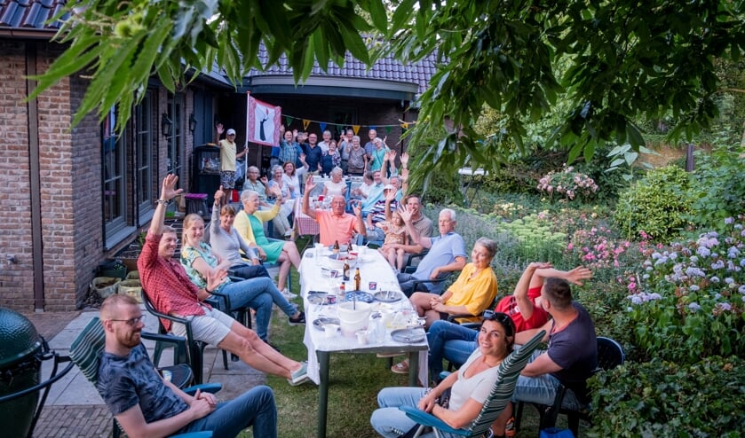 Zoals de dame op de vlag zwaaien wij tijdens de jaarlijkse buurtbarbecue naar de lezers van Ede Stad. Groetjes vanuit het allerleukste straatje (steegje) in Lunteren.
