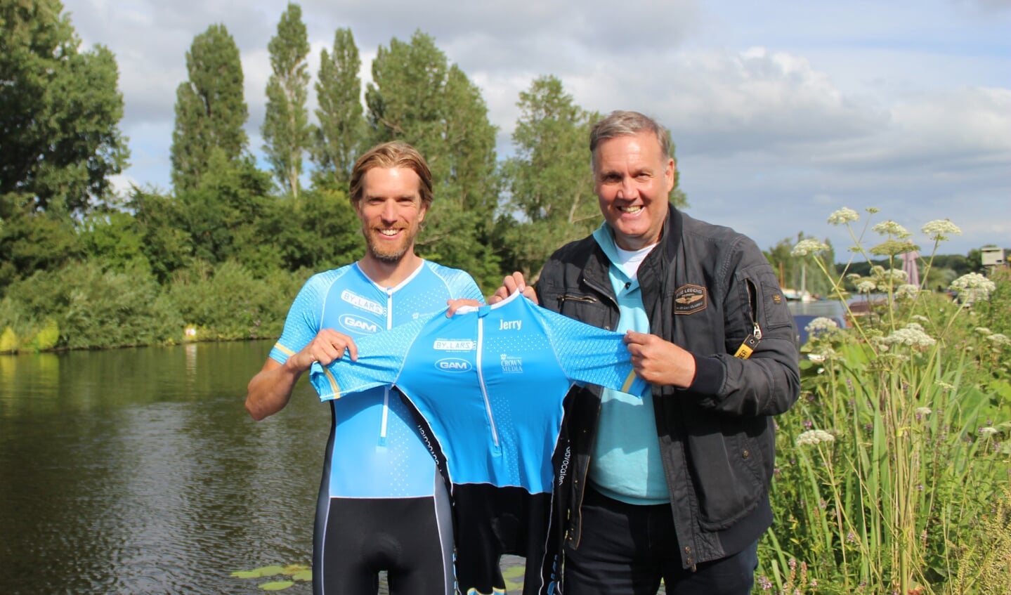 Erik Doornbos (l) en Jerry Helmers van Crown Media na het tekenen van het sponsorcontract.