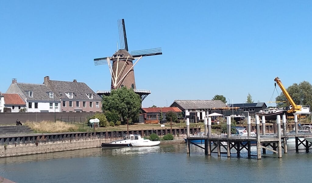 In de Wijkse haven zijn de vaste steigers alleen voor hoge schepen bereikbaar