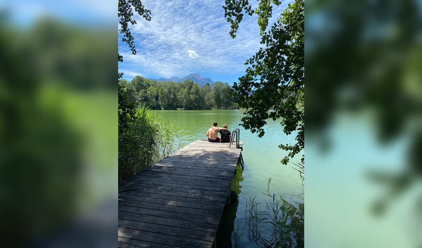 ,,Hierop staan mijn man en jongste zoon terwijl ze net hebben gezwommen en van het uitzicht genieten. Lanserseemeer in Oostenrijk.