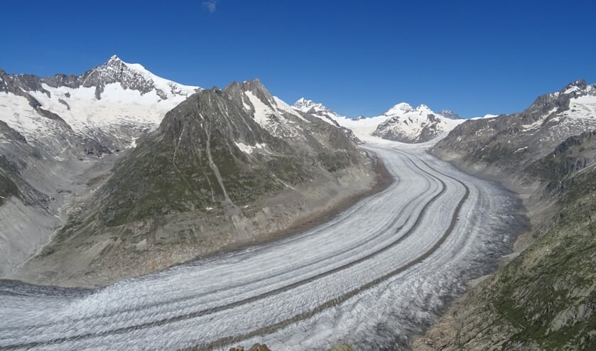 Deze foto genomen op 14  juni tijdens het lopen van de Unesco Gletsjer route langs de Aletschgletsjer in Zwitserland.
Was indrukwekkend al dat ijs en sneeuw. En vooral de stilte.