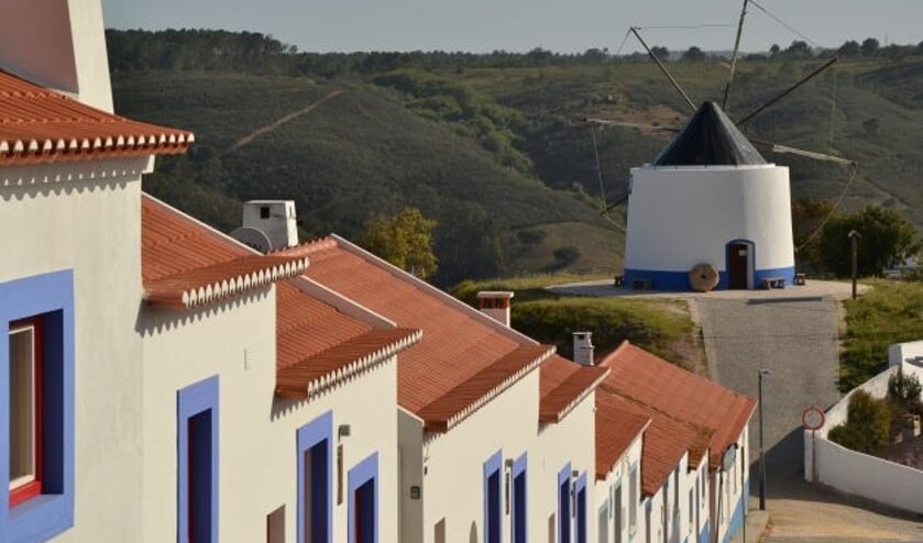 Deze foto is gemaakt in Portugal tijdens onze 8 daagse wandeltocht langs de Atlantische kust. De Rota Vicentina hebben wij gelopen vanaf Zambujeira do Mar tot Cabo de Sao Vicente. Deze prachtige molen kwamen we onderweg tegen. De prachtige kleuren wit en blauw, de huisjes met de rode daken, het sprak mij enorm aan. Vandaar dat ik deze foto gemaakt heb.