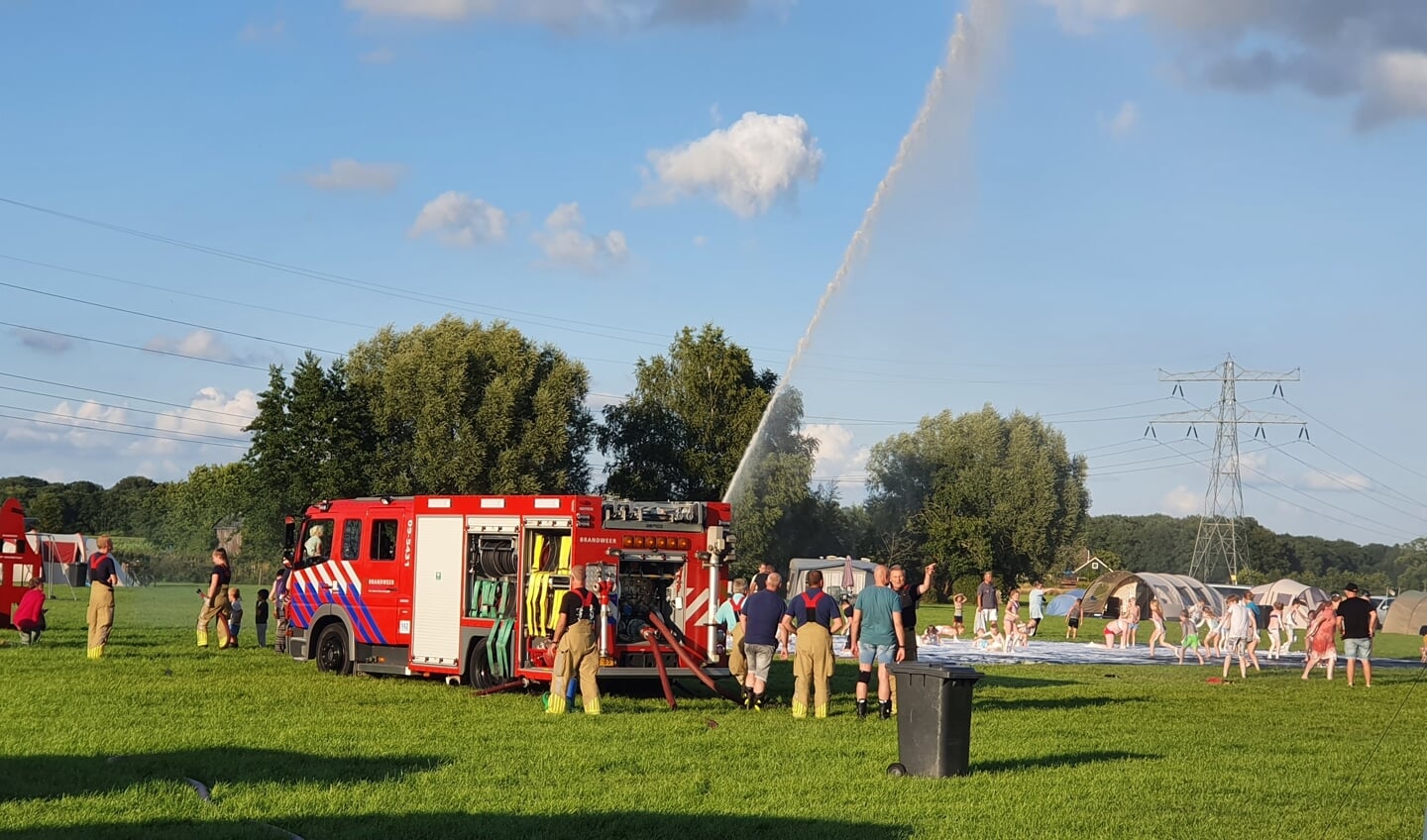 De demonstratie van de brandweer zorgde voor veel verkoeling en was voor velen het hoogtepunt van de week.