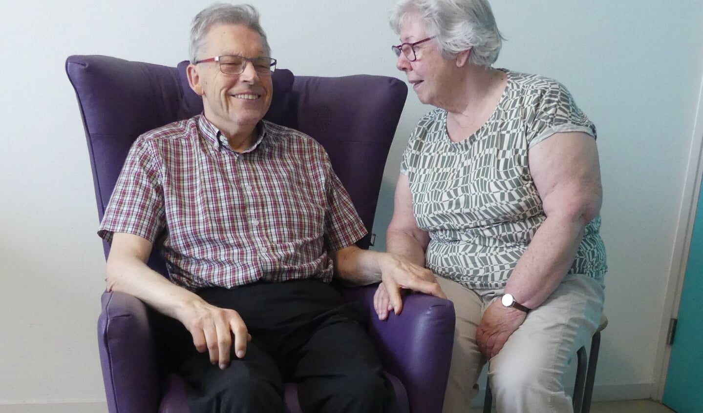 Bewoner Theo Sluijters ontspant in de muziekstoel, naast partner Hetty Sluijters.