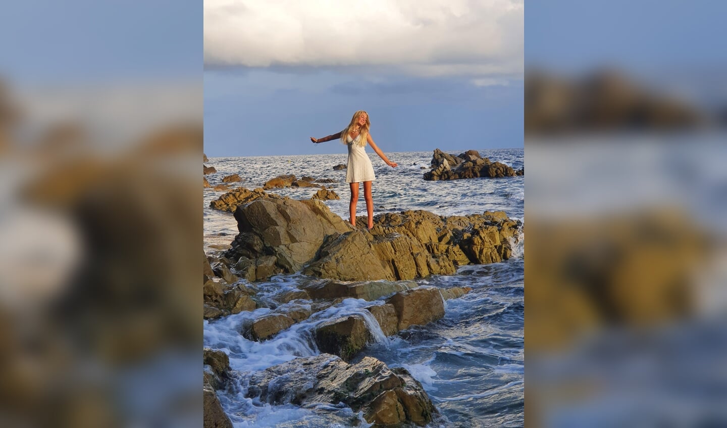 Deze foto heb ik gemaakt van mijn dochter Fiënne op het strand bij Lloret de Mar in Spanje. De foto is gemaakt op 27 juli 2022.
Het bijzondere is dat er geen enkel filter is gebruikt, maar met de golven en het avond-zonlicht vond ik dit nu letterlijk en figuurlijk een plaatje!