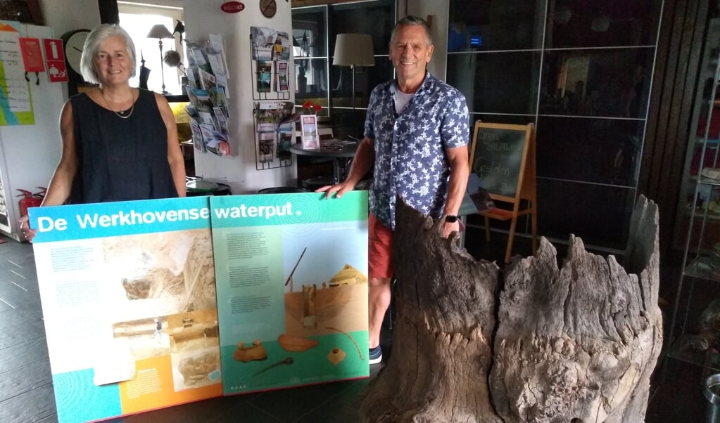 Carolien en Johan zijn blij en trots met de aankomst van de boomstamwaterput in de watertoren in Werkhoven.