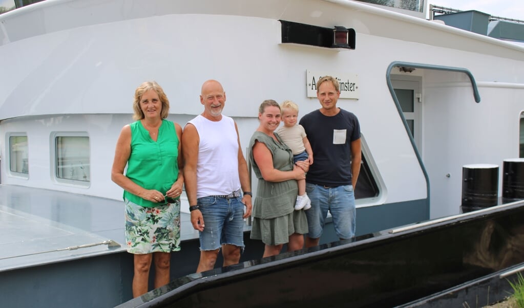 De familie Mijnster houdt vakantie in Rhenen. Zij heeft haar vracht- en binnenvaartschepen weer aan de Loswal gelegd. 