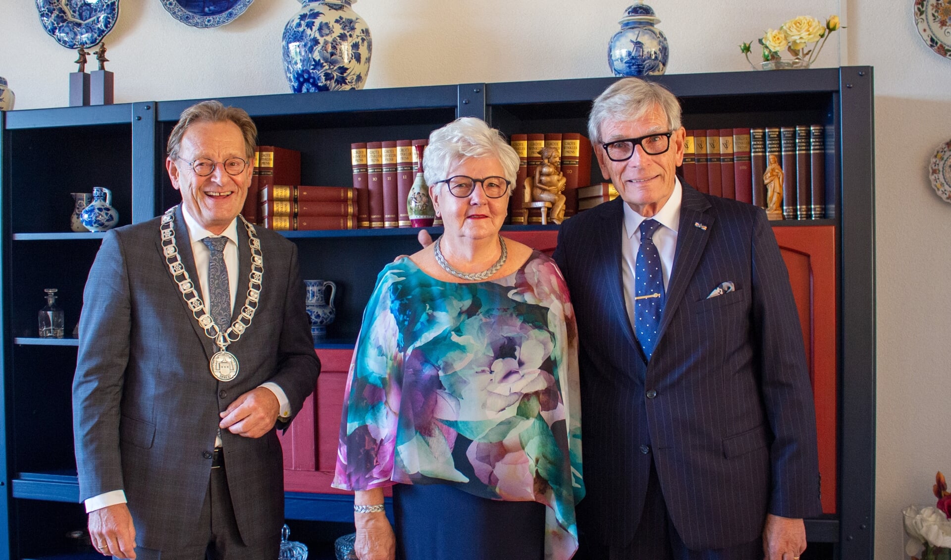 Burgemeester Janssen bezoekt Peter en Loes van der Arend.