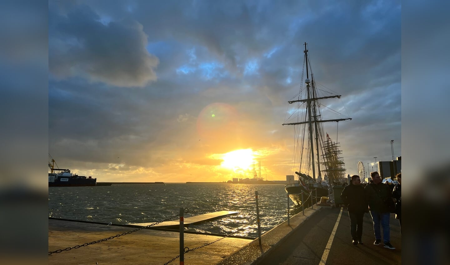 'De zon gaat onder in Esbjerg (Denemarken) en de Tallships liggen geduldig te wachten tot de zon weer op gaat de volgende morgen en ze weer weg mogen varen.'
