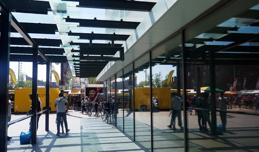 Nellie Bartels nam van afstand een kijkje op de markt in Hoofddorp.
