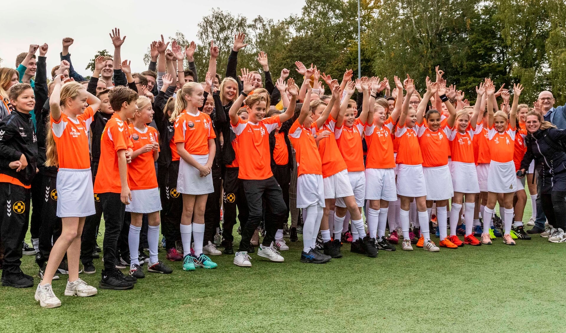 De jeugd van KV Sparta viert het kampioenschap.
