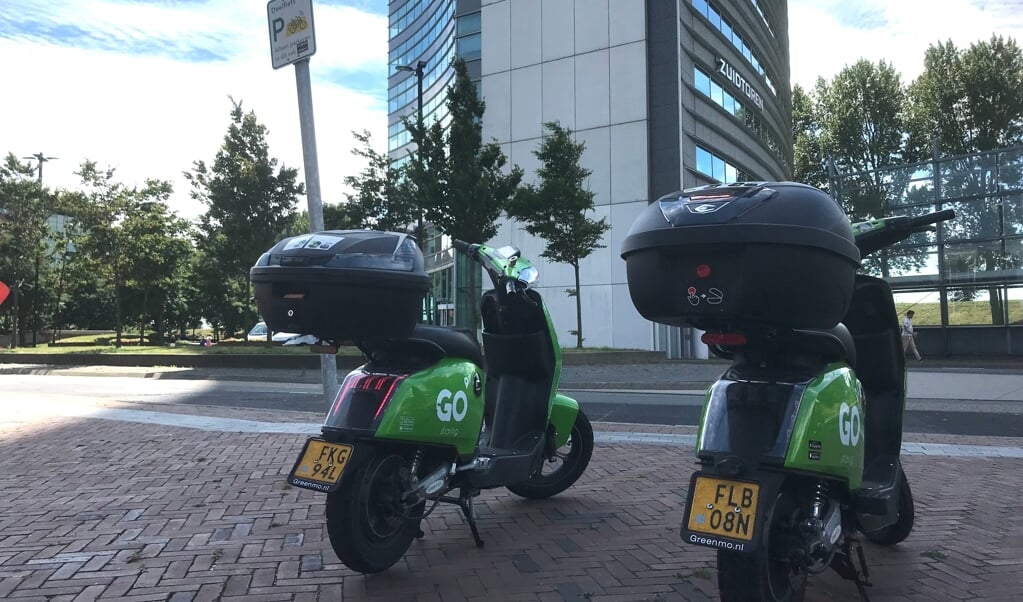 Zo moet het: twee scooters staan keurig geparkeerd bij het station in Hoofddorp.