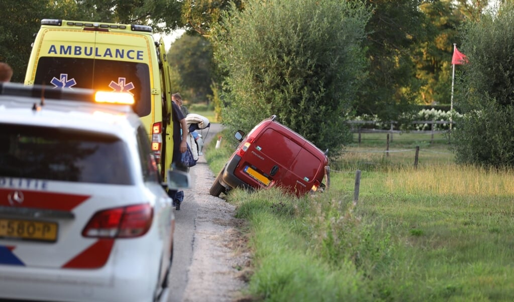 Bestelwagen Belandt In Sloot Bij Eenzijdig Ongeval In Lunteren ...