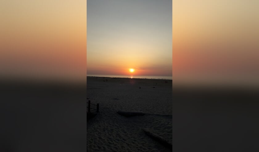 Foto is genomen 19 juli 2022 om 21.45 uur. Ondergaande zon op Terschelling (west aan zee). Foto is voor mij bijzonder omdat ik met mijn overleden vrouw vaak op Terschelling ben geweest.